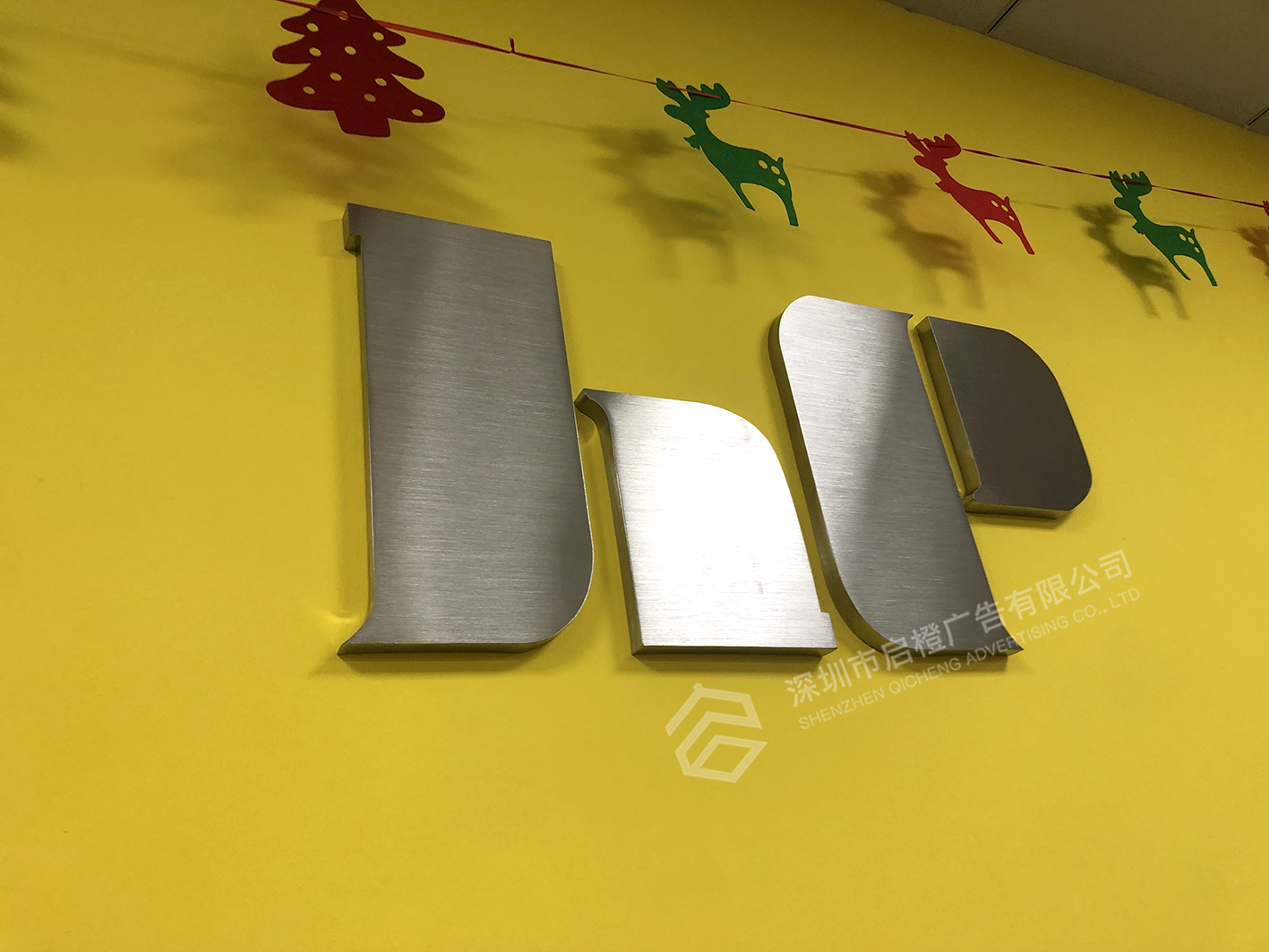 金豪彩色印刷公司前臺不銹鋼字logo墻(圖3)
